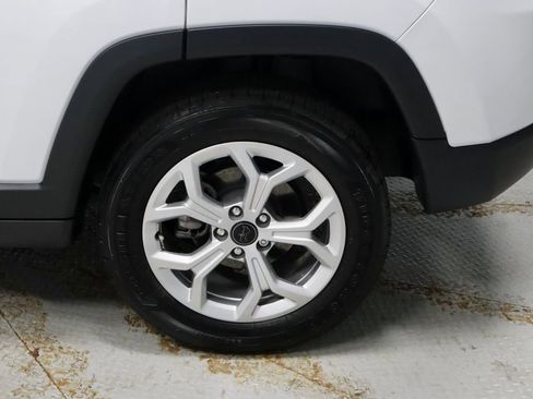 Used 2025 Jeep Compass Latitude AWD/4WD image 18