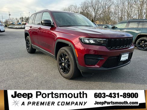 Used 2025 Jeep Grand Cherokee Laredo AWD/4WD image 1