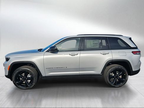 New 2025 Jeep Grand Cherokee Altitude AWD/4WD image 3