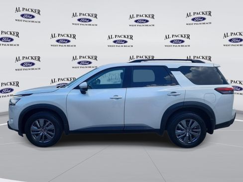 Used 2024 Nissan Pathfinder SV FWD image 2
