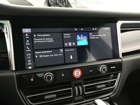 Certified 2025 Porsche Macan AWD/4WD image 20