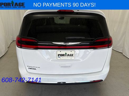 Used 2023 Chrysler Pacifica Touring-L FWD image 3