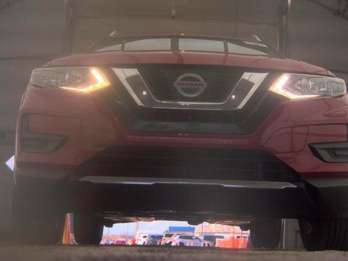 Used 2017 Nissan Rogue SV FWD image 3