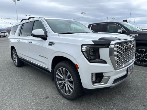 Used 2021 GMC Yukon XL Denali w/ Denali Ultimate Package AWD/4WD image 3