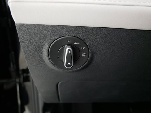 Used 2025 Volkswagen Taos SE w/ Panoramic Sunroof Package image 26