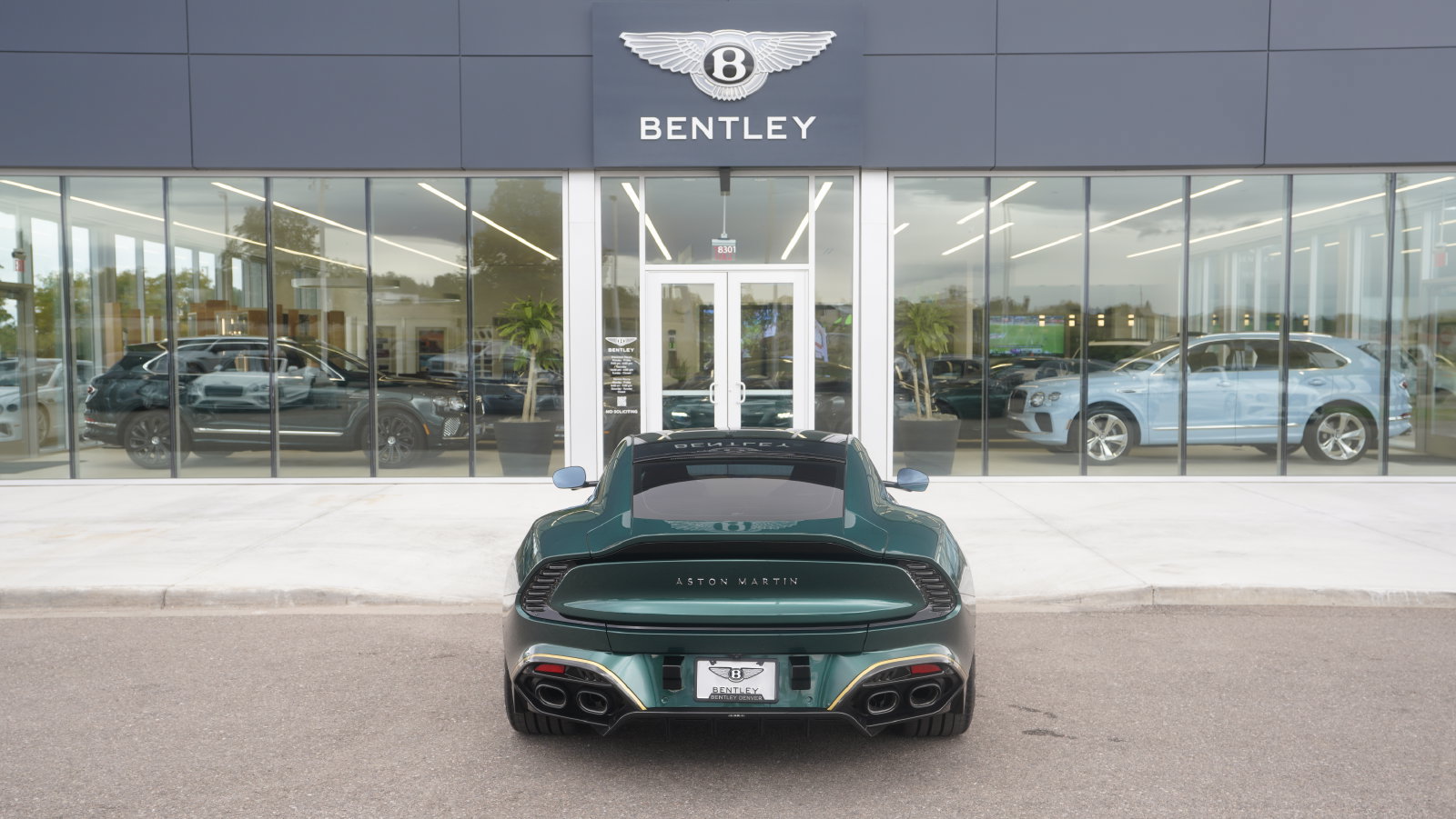 Used 2025 Aston Martin Vanquish RWD image 13