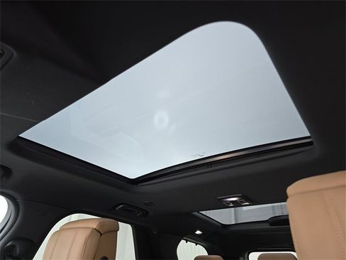 Used 2025 Land Rover Discovery Dynamic SE image 30