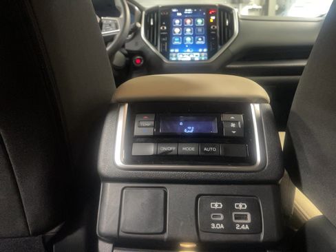 Used 2024 Subaru Ascent Premium w/ Convenience Package image 6