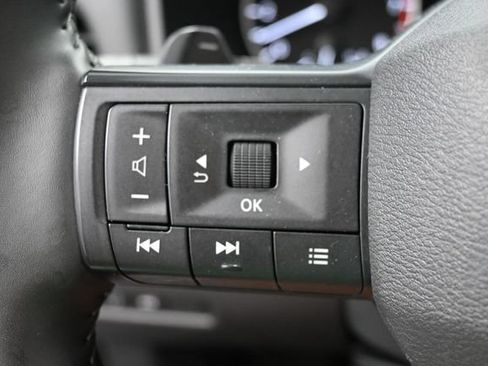 Used 2025 Nissan Rogue SV AWD/4WD image 28