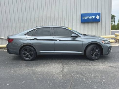Used 2024 Volkswagen Jetta SE FWD image 9