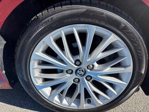 Used 2018 Toyota Camry XLE image 11