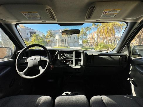 Used 2005 GMC Sierra 2500 W/T image 10