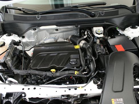 Used 2024 Chevrolet Trax LT w/ LT Convenience Package FWD image 3