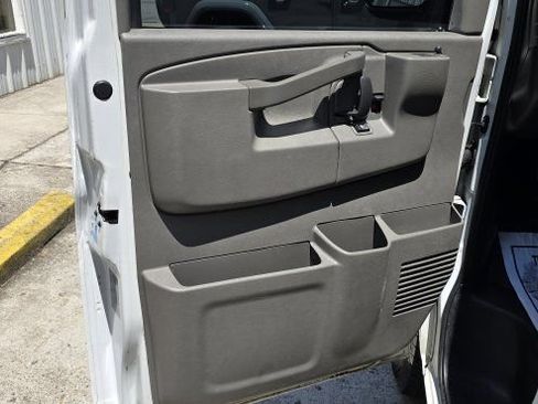 Used 2018 Chevrolet Express 2500 w/ Driver Convenience Package RWD image 10