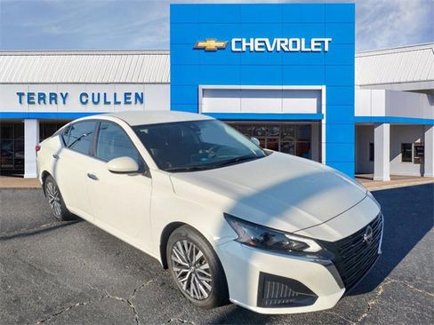 Used 2023 Nissan Altima 2.5 SV image 1