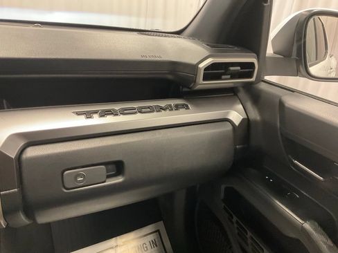 Used 2025 Toyota Tacoma SR5 AWD/4WD image 27