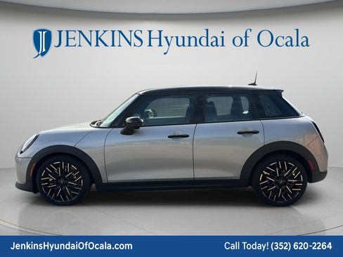Used 2025 MINI Cooper 4-Door Hardtop FWD image 6