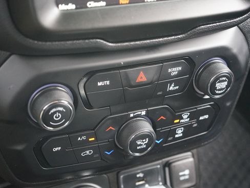 Used 2023 Jeep Renegade Latitude image 18