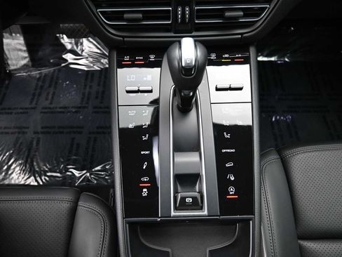 Certified 2023 Porsche Macan S AWD/4WD image 14