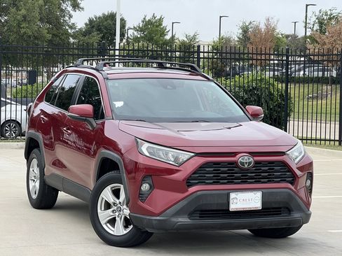Used 2019 Toyota RAV4 XLE w/ Convenience Package FWD image 2