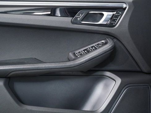 Certified 2023 Porsche Macan image 6