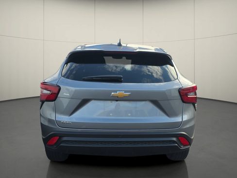 Used 2025 Chevrolet Trax LS w/ Driver Confidence Package FWD image 4