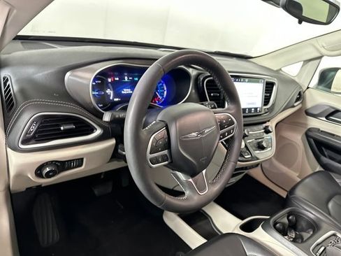 Used 2023 Chrysler Pacifica Touring-L image 13