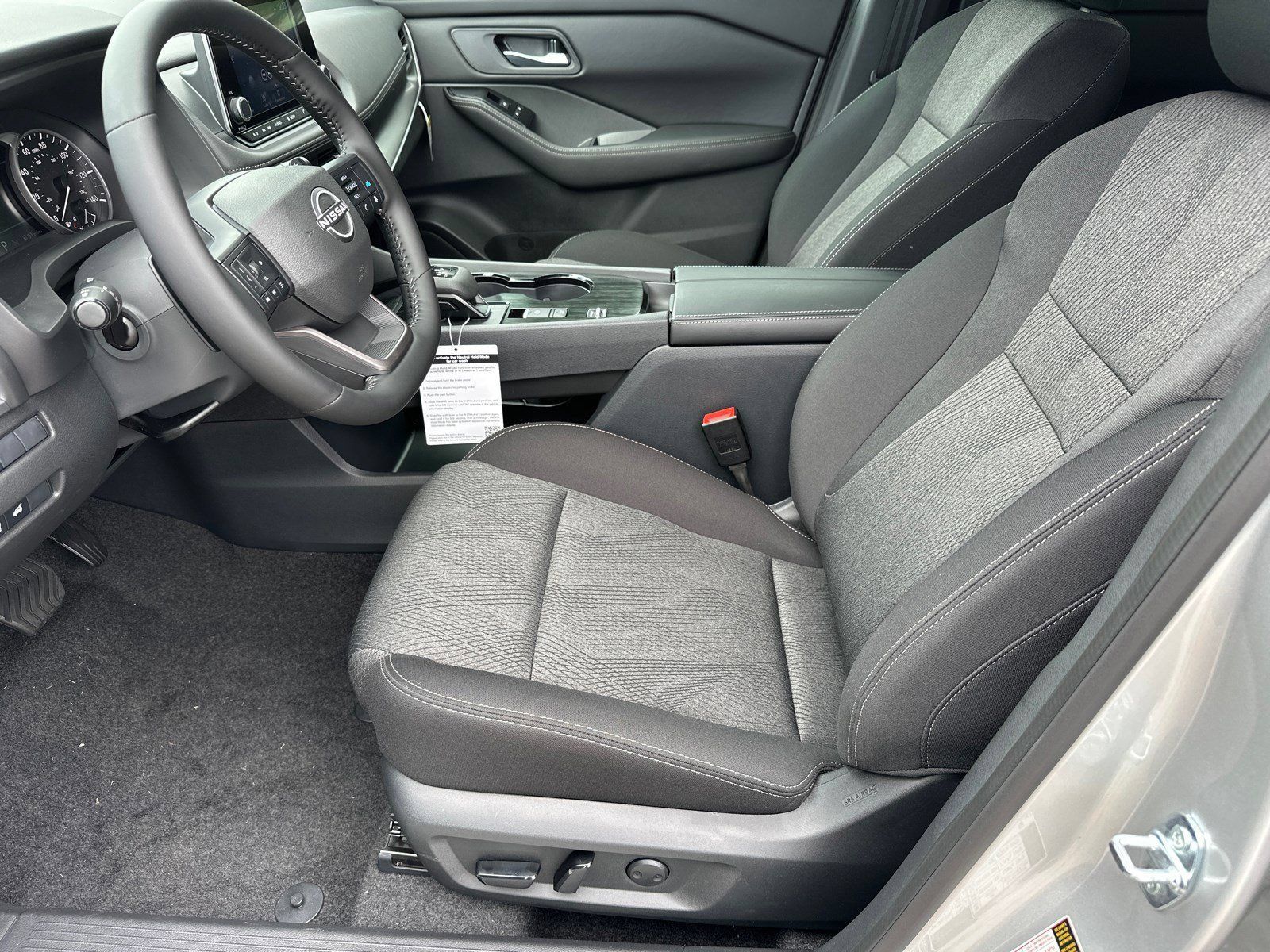 Used 2025 Nissan Rogue SV FWD image 10