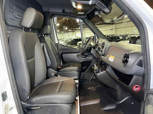 Used 2025 Mercedes-Benz Sprinter 2500 image 11