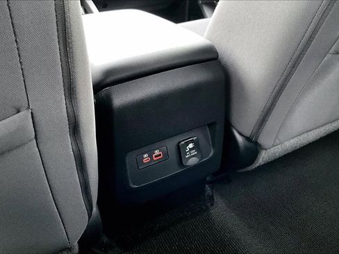 Used 2022 Nissan Frontier SV image 11