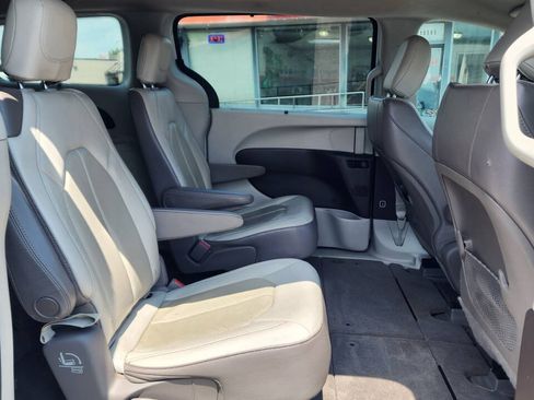Used 2019 Chrysler Pacifica Touring-L FWD image 21