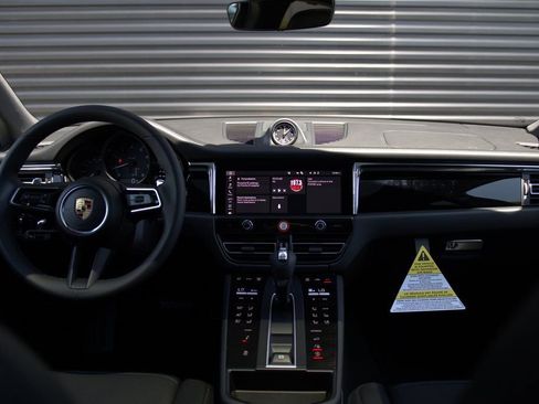 Certified 2025 Porsche Macan Turbo image 32