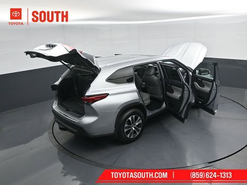 Used 2022 Toyota Highlander XLE AWD/4WD image 56