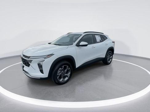 Used 2025 Chevrolet Trax LT w/ LT Convenience Package image 4