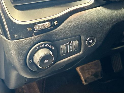 Used 2023 Jeep Cherokee Altitude Lux image 10