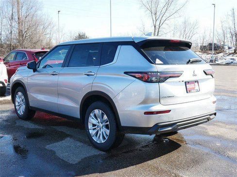 New 2026 Mitsubishi Outlander ES image 2