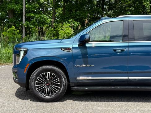 Used 2025 GMC Yukon Elevation w/ LPO, Elevation Black Package AWD/4WD image 9