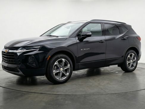 Used 2025 Chevrolet Blazer LT image 3