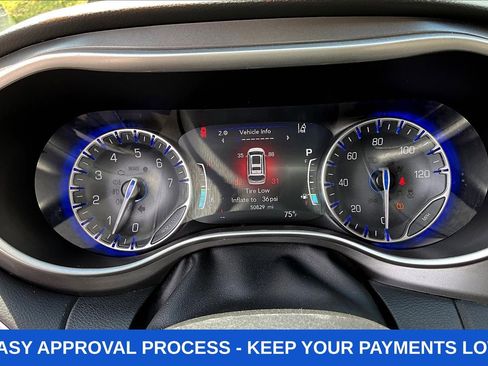 Used 2024 Chrysler Pacifica Touring-L FWD image 17