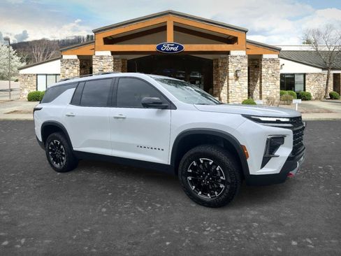 Used 2024 Chevrolet Traverse Z71 w/ Enhanced Driving Package AWD/4WD image 3