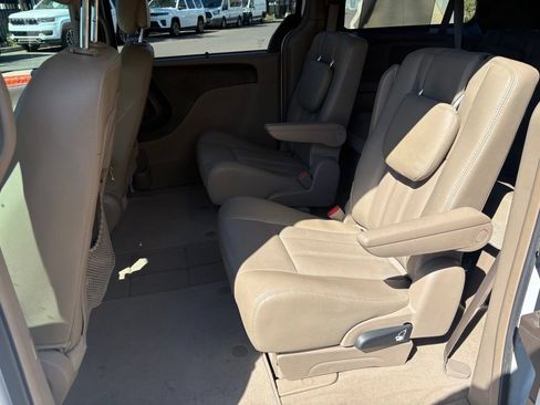 Used 2015 Chrysler Town & Country Touring-L w/ Driver Convenience Group FWD image 11