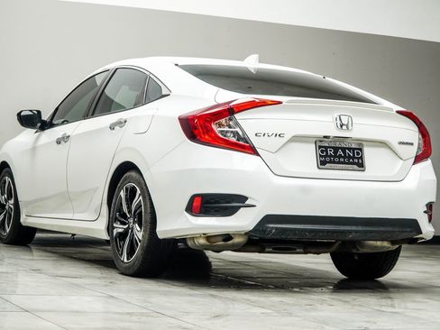 Used 2018 Honda Civic Touring image 10