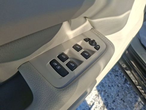 Used 2021 Volvo XC60 T6 Momentum image 13