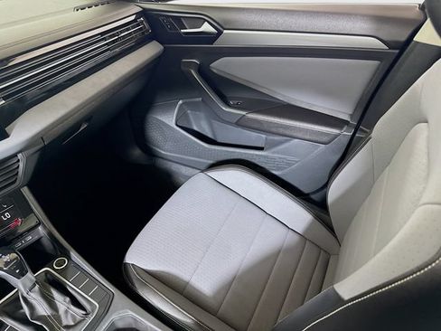 Used 2025 Volkswagen Jetta SE FWD image 21