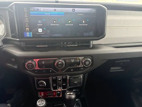 Used 2024 Jeep Wrangler Unlimited AWD/4WD image 15