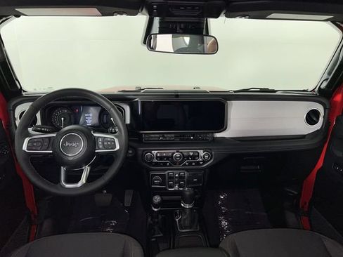 Used 2025 Jeep Wrangler Unlimited Sahara w/ Safety Group AWD/4WD image 19