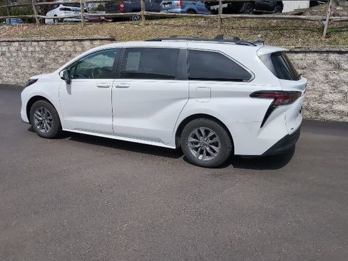 Used 2024 Toyota Sienna LE w/ LE Plus Package image 7