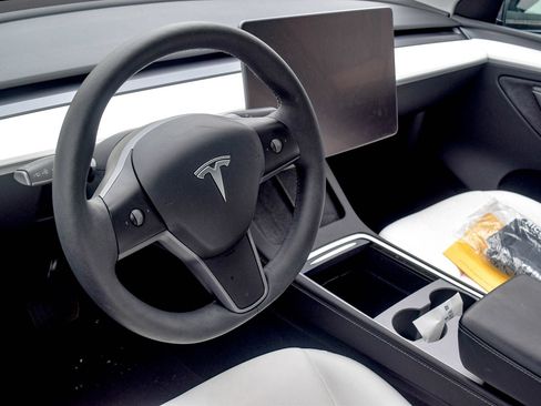 Used 2023 Tesla Model Y Long Range AWD/4WD image 10