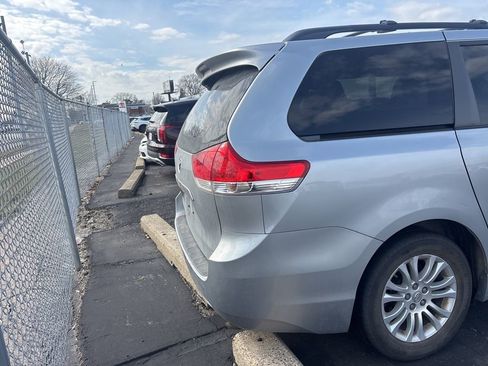 Used 2014 Toyota Sienna XLE image 5