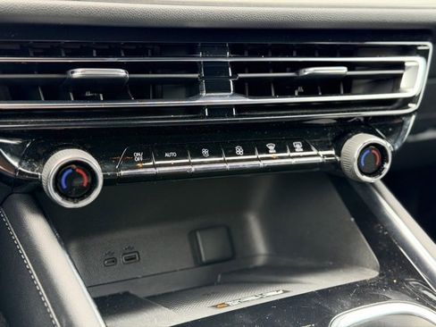 Used 2025 Chevrolet Traverse LT w/ Driver Confidence Package image 17